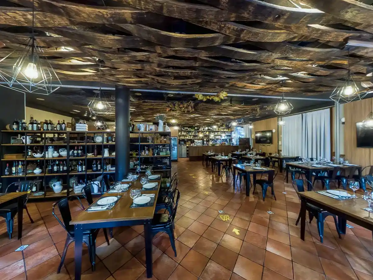 Fotografía 360 del comedor principal del Restaurante Asador en el Espacio Gastronómico Villa Lucía, Laguardia.